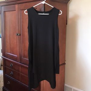 Black sleeveless tunic.